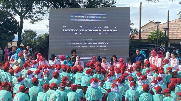 Dialog interaktif Ibu Negara Iriana Jokowi bersama ratusan siswa SD di Alun-alun Cirimekar, Kecamatan Cibinong, Kabupaten Bogor, Senin (4/3/2024).