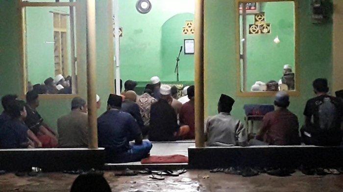 Isak tangis mewarnai kedatangan korban tertabrak kereta di kawasan Cilebut, Kabupaten Bogor yang pulang tinggal jasad, Selasa (14/11/2023).