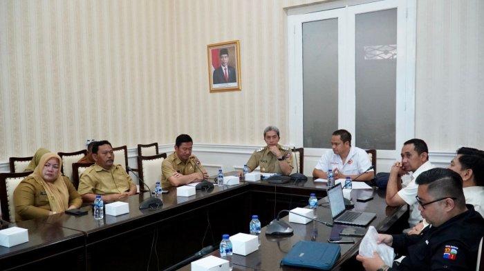 Pemerintah Kota (Pemkot) Bogor bersama Komite Olahraga Nasional Indonesia (KONI) Kota Bogor menggelar Rakor pembahasan kesiapan Kota Bogor sebagai Tuan Rumah Porprov XV Jawa Barat 2026 di Paseban Narayana, Balai Kota Bogor, Senin (7/8/2023).