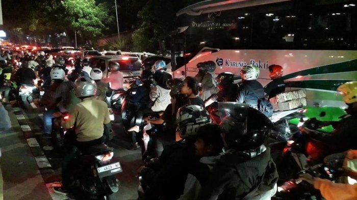Jalur Puncak Bogor macet total sejak siang hari hingga Minggu (15/9/2024) malam.