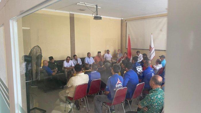 Jaro Ade dan Rudy Susmanti terlihat duduk berdampingan saat sejumlah pengurus partai politik melakukan konsolidasi di dalam kantor DPC Gerindra Kabupaten Bogor, Rabu (28/8/2024). (Muamarrudin Irfani)