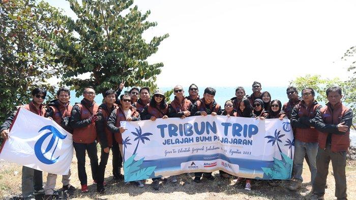 Tim Tribun Trip Jelajah Bumi Pajajaran berpose bersama dengan latar belakang Pantai Ciletuh, Kabupaten Sukabumi, Jawa Barat, Sabtu (12/8/2023).