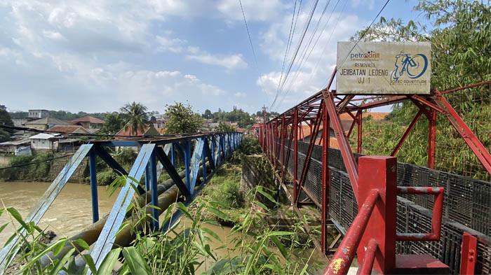 Jembatan Ledeng Sindangsari Bogor menjadi akses penghubung dua kampung di Kelurahan Kebon Kelapa, Kecamatan Bogor Tengah dengan Kelurahan Gunung Batu, Kecamatan Bogor Barat, Kota Bogor.
