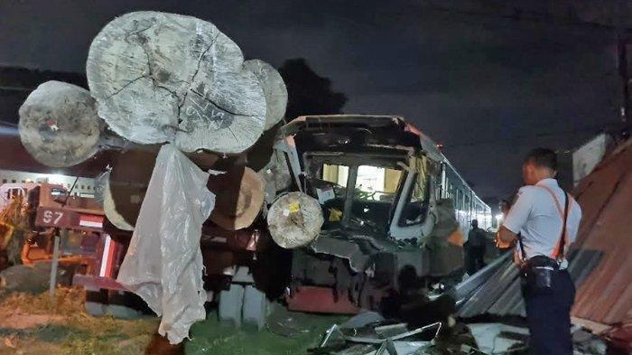 KECELAKAAN KERETA API - Kereta api Commuter Line Jenggala tertemper truk muat kayu di Tenggulungan, Kebomas, Gresik, Selasa (8/4/2025). Asisten masinis KA 470 Commuter Line Jenggala, Abdillah Ramdan, dilaporkan meninggal dunia.