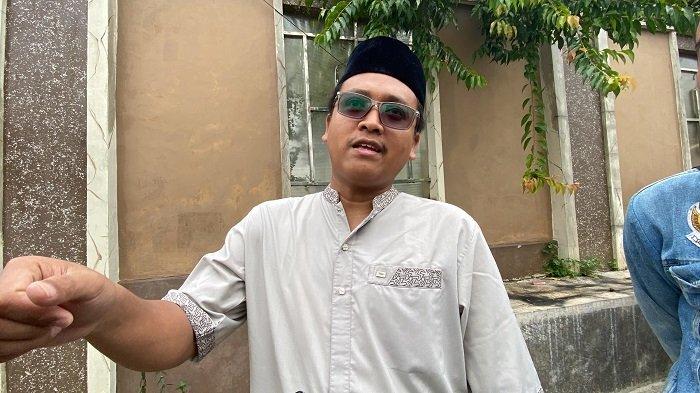MINYAKKITA OPLOSAN - Karim Nurhadi, Ketua RT di lokasi gudang yang memproduksi MinyaKita palsu di wilayah Desa Cijujung, Kecamatan Sukaraja, Kabupaten Bogor, Selasa (11/3/2025). (Muamarrudin Irfani)