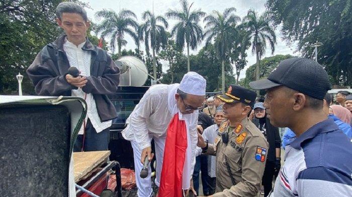 Kasatpol PP Kota Bogor Agustian Syach sampai mendatangi massa aksi