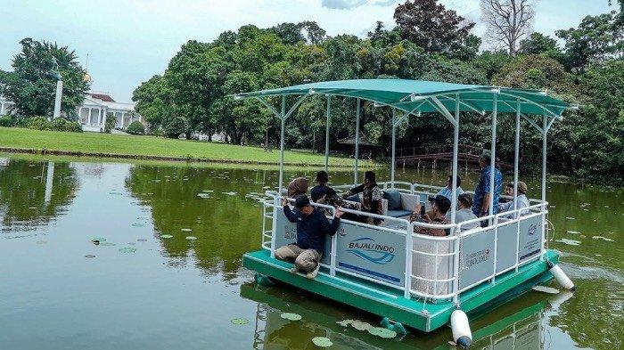 
Kebun Raya Bogor (KRB) miliki wahana baru yang bisa dikunjungi oleh wisatawan jelang pergantian tahun, Selasa (31/12/2024) yakni bernama Tutur Danau Boat ride. 
