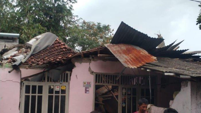 Atap rumah warga Caringin Bogor rontok gegara angin kencang, 8 orang mengungsi