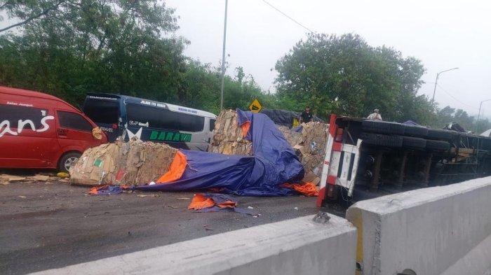 Kecelakaan beruntun di KM 92 Tol Cipularang, Purwaarta, Jawa Barat, Senin (11/11/2024)