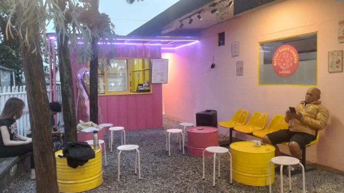 KULINER BOGOR - Suasana kedai Better Sweet yang berada di Jl. Abesin, RT.02/RW.03, Pabaton, Kecamatan Bogor Tengah, Kota Bogor menyuguhkan berbagai menu cookies yang lezat
