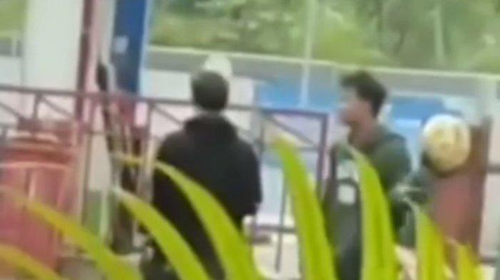 Tangkapan layar video viral dua pria palak pengendara motor dengan modus kehabisan bensin.