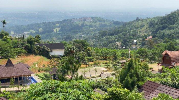 Tempat wisata Kopi Koneng Bogor didominasi semi outdoor dengan viewnya langsung perbukitan, di sini juga banyak spot foto kalau lagi cerah bakal combo banget viewnya.