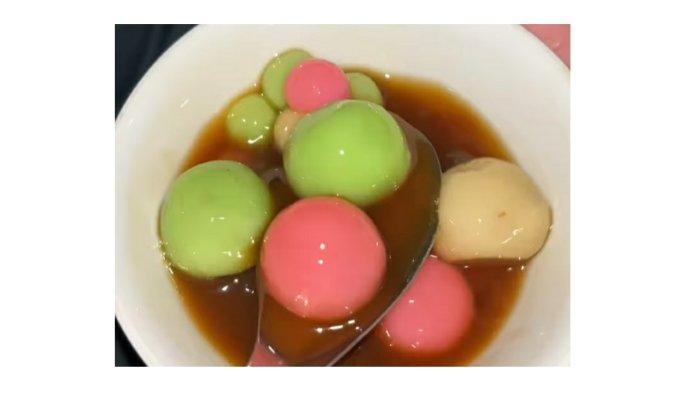 Kembang Tahu Pakuan Tajur jadi kuliner Bogor yang wajib disantap di malam hari. Rondenya bertekstur kenyal dan kuah jahe yang pedas manis akan menghangatkan tenggorokan.