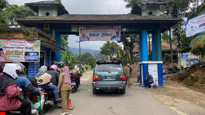 Kendaraan mengantre masuk ke kawasan wisata Gunung Salak Endah Lokapurna via Desa Gunungsari, Kecamatan Pamijahan, Kabupaten Bogor, Senin (15/4/2024).
Artikel ini telah tayang di TribunnewsBogor.com dengan judul Gunung Salak Endah Jadi Wisata Favorit di Bogor, Balong Endah dan Curug Pangeran Jadi Primadona, https://bogor.tribunnews.com/2024/04/15/gunung-salak-endah-jadi-wisata-favorit-di-bogor-balong-endah-dan-curug-pangeran-jadi-primadona.
Penulis: Muamarrudin Irfani | Editor: Damanhuri