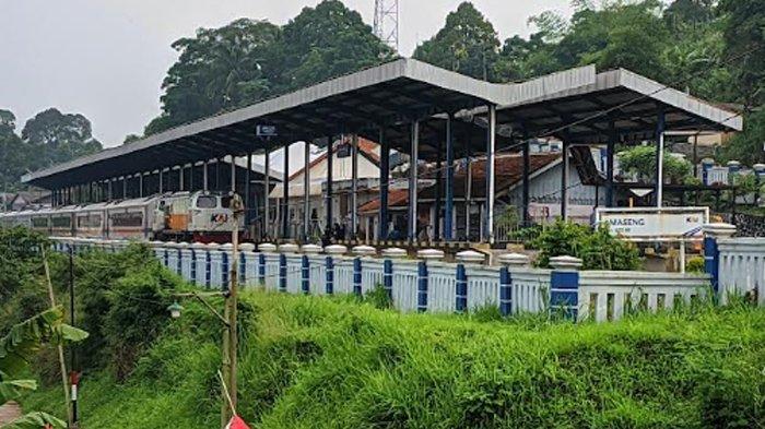 ILUSTRASI Kereta Api Pangrango saat Berhenti di Stasiun Maseng, Kabupaten Bogor.
