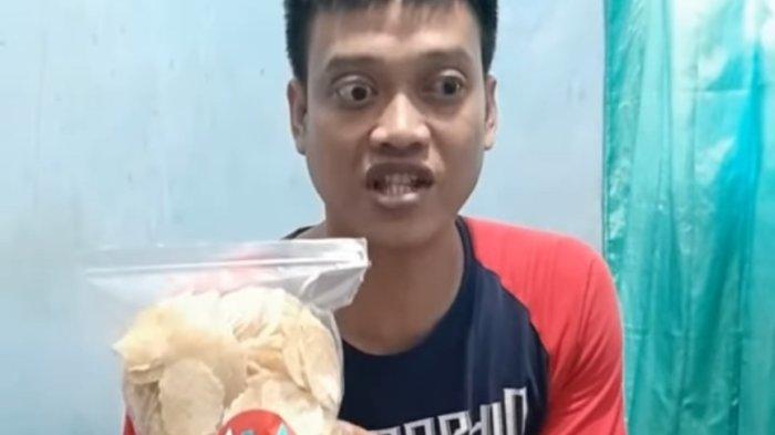 Kurnia Meiga saat mempromosikan dagangan keripik emping