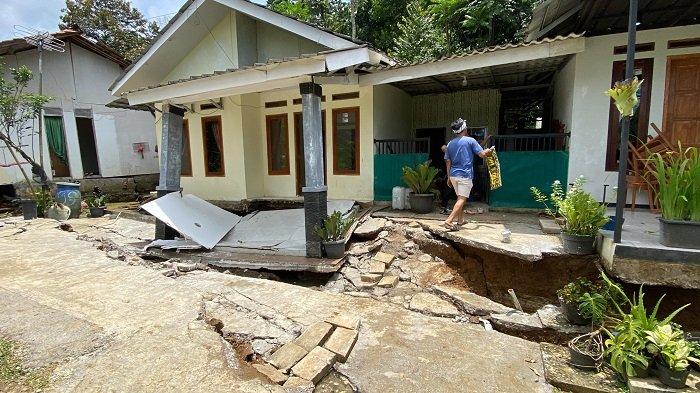 PERGESERAN TANAH - Kerusakan rumah warga di Kampung Curug, Desa Bojong Koneng, Kecamatan Babakanmadang, Kabupaten Bogor, Rabu (5/3/2025). (Muamarrudin Irfani)