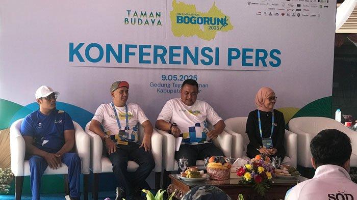 Ketua Kormi Kabupaten Bogor, Rike Iskandar saat menerangkan event Taman Budaya Bogor Run 2025, Jumat (9/5/2025).