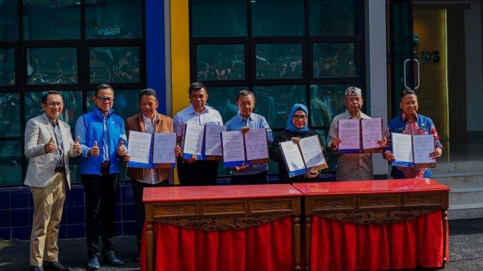 Penandatanganan komitmen bersama dilakukan Kepala Dinas Perhubungan (Dishub) Pemerintah Provinsi Jawa Barat dengan Sekretaris Daerah (Sekda) Kota Bogor, Syarifah Sofiah, Sekda Kota Bekasi, Sekda Kabupaten Bekasi, Sekda Kabupaten Bogor dan Sekda Kota Depok disaksikan Gubernur Jawa Barat, Ridwan Kamil, Wali Kota Bogor, Bima Arya dan Pj. Wali Kota Bekasi di Halte bus Trans Pakuan Cidangiang, Kota Bogor, Jumat (21/7/2023).