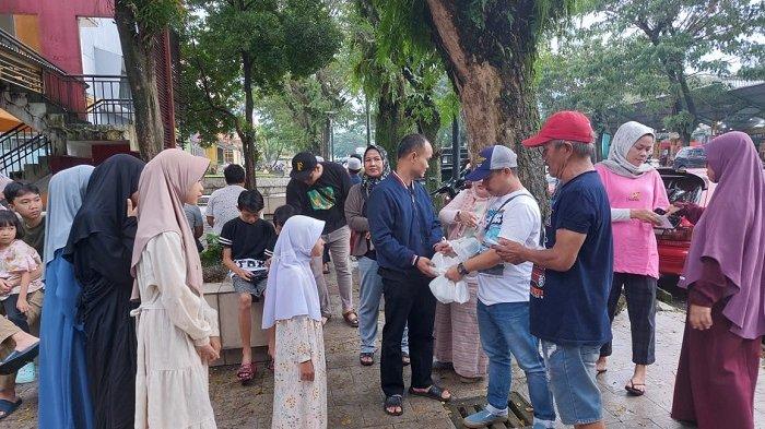 Komunitas Starlet Orang Bogor ( SOB ) mengisi bulan suci Ramadhan 2024 ini dengan berbagi kepada sesama.