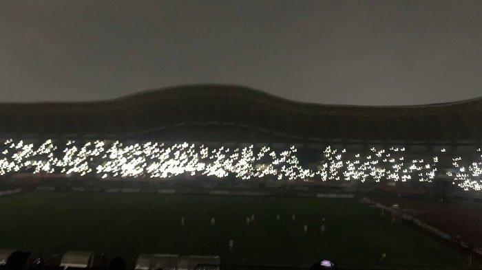Kondisi Stadion Patriot Candrabhaga, Bekasi, Jawa Barat, gelap usai arus listrik padam, Minggu (25/6/2023)
 