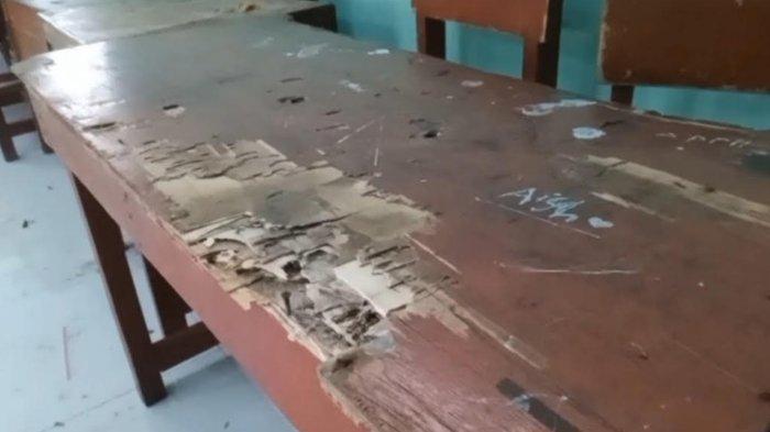 Kondisi meja murid di SDN Cempaka, Kecamatan Gunungsindur, Kabupaten Bogor, yang tak layak pakai.