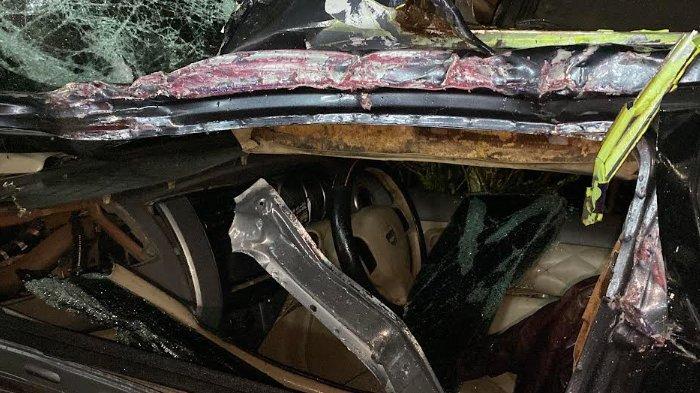 KONDISI MOBIL YANG DITABRAK COMMUTER LINE - Mobil Nissan Livina bernomor polisi B 8178 PB tertabrak kereta commuter line (KRL) jurusan Jakarta-Bogor di rel Kebon Pedes, Kecamatan Tanah Sareal, Kota Bogor, Sabtu (19/4/2025)