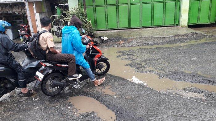 Hati-hati, Kubangan Jalan Berlubang Dalam di Simpang Tengsaw Citeureup