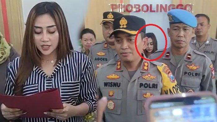 Penampilan Luluk Sofiatul Jannah, isti anggota polisi di Probolinggo yang membentak siswi SMK saat minta maaf jadi sorotan.
