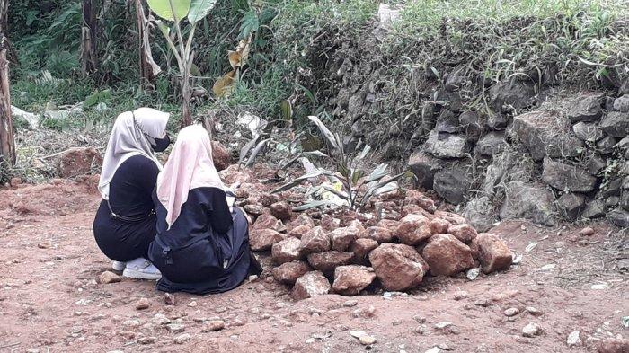 Pelayat mendatangi makam Nindi (19), korban pembunuhan yang mayatnya ditemukan di sebuah apartemen di Kota Bogor, Selasa (12/12/2023).