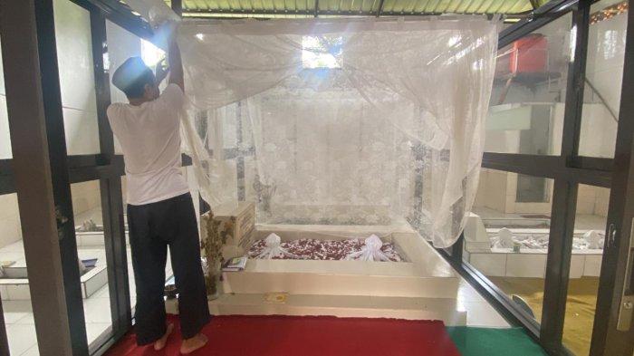 Makam Pangeran Djonet Dipomenggolo Diponegoro berada di dalam gang sempit di tengah pemukiman warga di Kelurahan Cikaret, Kecamatan Bogor Selatan, Kota Bogor, Minggu (17/3/2024).