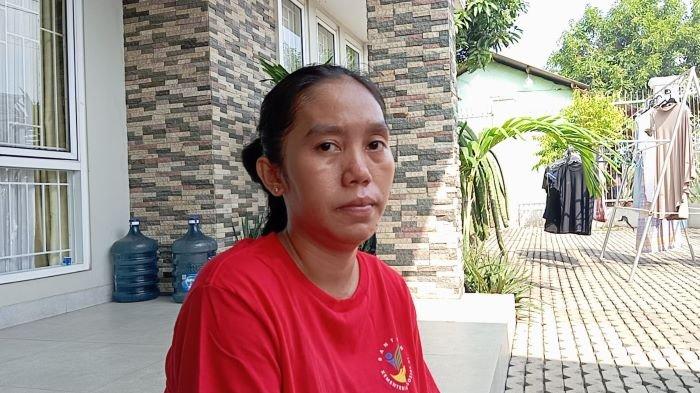 Marlina (32), warga Gunungputri, Kabupaten Bogor saat menceritakan kisahnya pasca ledakan gudang amunisi TNI AD, Minggu (31/3/2024).