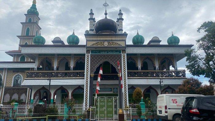 Masjid Jami Al-Atiqiyah didirikan sejak 1667 Masehi di Kelurahan Karadenan, Kecamatan Cibinong, Kabupaten Bogor, Selasa (19/3/2024).