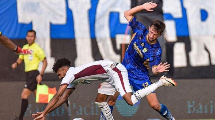 Pemain Persib Bandung, Mateo Kocijan (kanan), berduel dengan pemain PSM Makassar, dalam laga pembuka Piala Presiden 2024 di Stadion Si Jalak Harupat, Bandung, Jawa Barat, Jumat (19/7/2024). (Persib)