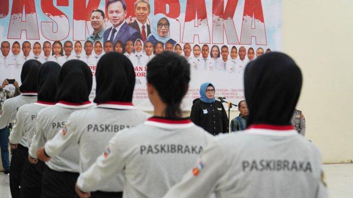 Sekretaris Daerah (Sekda) Kota Bogor, Syarifah Sofiah menyematkan topi kepada 30 Pasukan Pengibar Bendera Pusaka (Paskibraka) tingkat Kota Bogor tahun 2023, Jumat (21/7/2023) di Aula mila Kencana, sebagai tanda memasuki latihan tahap dua.
