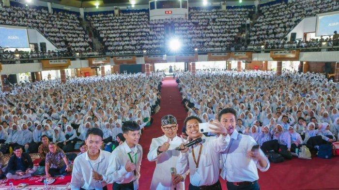 Wali Kota Bogor, Bima Arya dihadapan ribuan mahasiswa yang sedang mengikuti Masa Pengenalan Kampus Mahasiswa Baru (MPKMB) IPB di Graha Widya Wisuda, Kampus IPB University, Dramaga, Kabupaten Bogor, Kamis (10/8/2023).