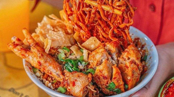 Mie jeubew di Waroeng Uncal, rekomendasi kuliner Bogor pedas yang wajib dicoba.
