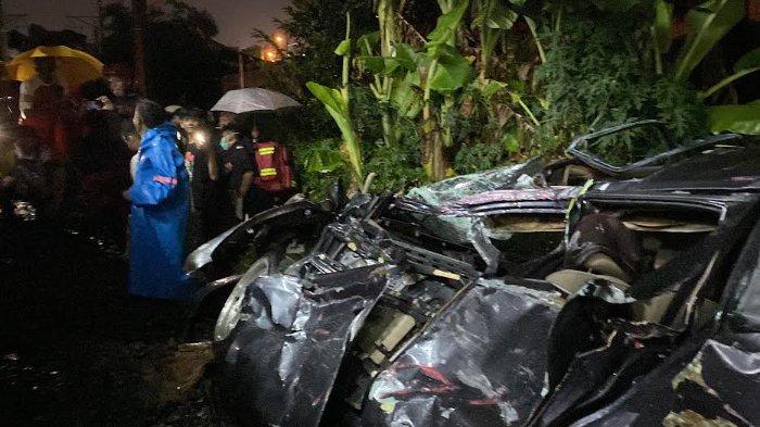 KECELAKAAN MOBIL DAN KRL DI BOGOR - Mobil Nissan Livina bernomor polisi B 8178 PB tertabrak kereta commuter line (KRL) jurusan Jakarta-Bogor di rel Kebon Pedes, Kecamatan Tanah Sareal, Kota Bogor, Sabtu (19/4/2025)