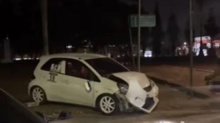 Mobil dirusak orang di Stadion Pakansari, Cibinong, Kabupaten Bogor