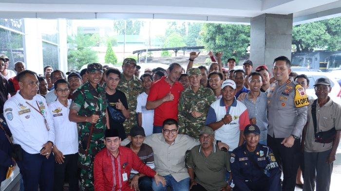 SOPIR ANGKOT - Momen Bupati Bogor Rudy Susmanto serta jajaran Forkopimda berfoto bersama sopir angkot di Mapolres Bogor (istimewa)
