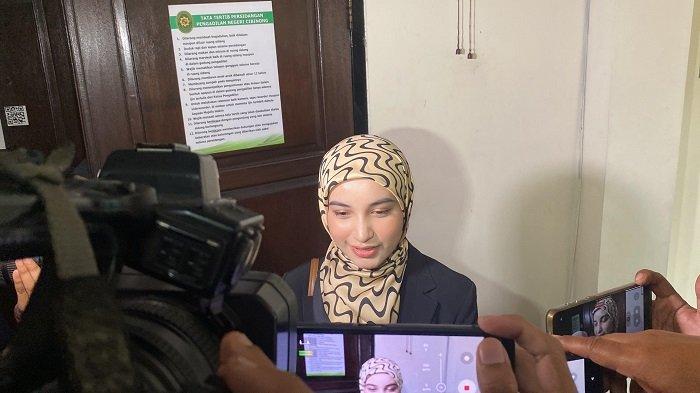 Momen Cut Intan Nabila hadiri sidang perdana Armor Toreador di Pengadilan Negeri Cibinong, Kabupaten Bogor, Senin (28/10/2024). (Muamarrudin Irfani)