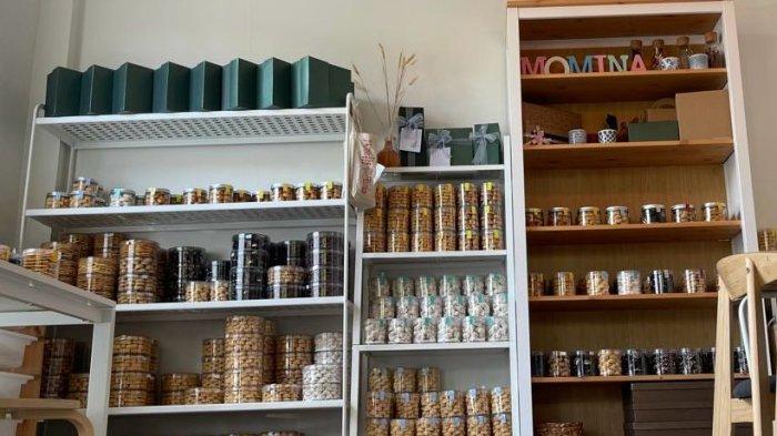 KULINER BOGOR - Momina Kitchen di Bogor menjual berbagai jenis kue kering premium dengan bahan berkualitas impor. Toko ini menawarkan aneka kue homemade yang cocok untuk sajian berbuka dan hampers lebaran. 