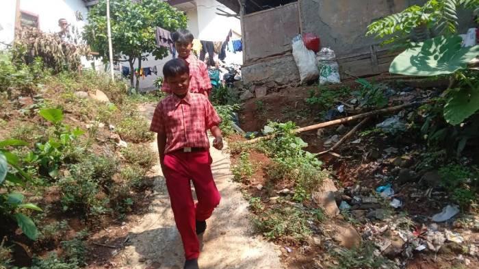 Murid SDN Tamansari 02 Rumpin Bogor mengeluh soal kondisi toilet yang rusak, Rabu (23/7/2025).