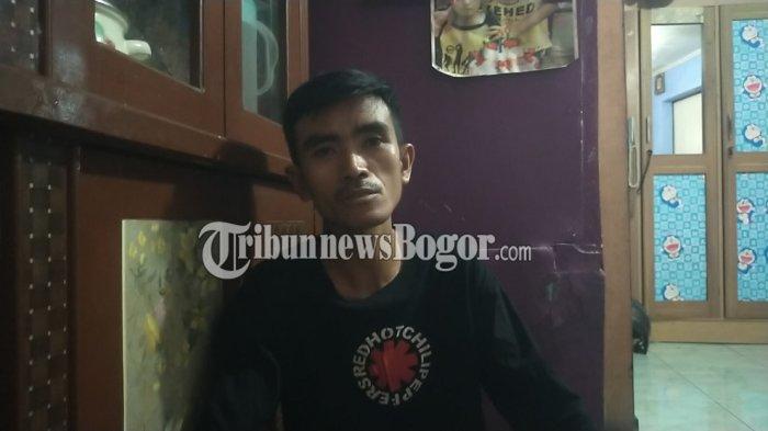 Mustofa, suami dari Fitri yang menghilang dan meninggalkan dirinya sejak Minggu lalu.