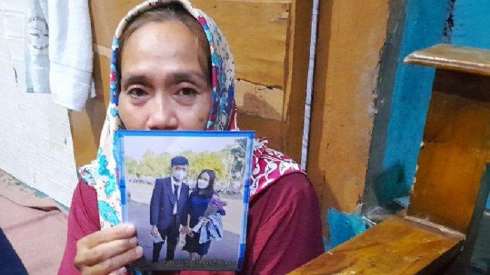 Orang Tua Wanita yang Meninggal di kios Kosong, Trisna Marliani saat dijumpai dikediamannya, Minggu (3/12/2023).