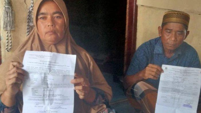 Fauziah, ibu kandung Imam Masykur (25) memperlihatkan surat laporan polisi atas kematian putranya di rumah mereka di Desa Mon Keulayu, Kecamatan Gandapura, Kabupaten Bireuen, Provinsi Aceh, Minggu (27/8/2023)(DOKUMENTASI KELUARGA