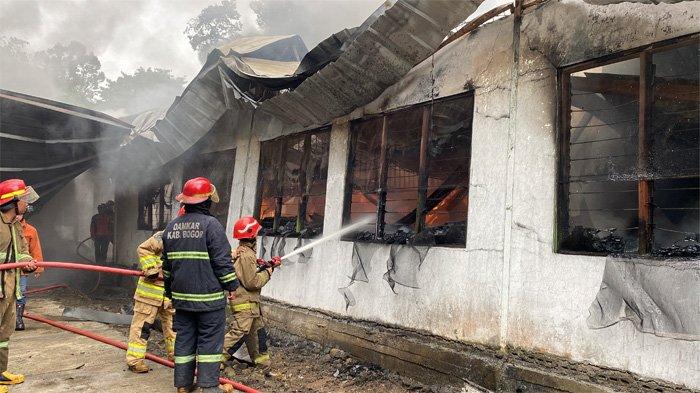 Pabrik di Situbereum, Kelurahan Bojong Kerta, Kecamatan Bogor Selaran, Kota Bogor, terbakar, Minggu (13/4/2025) sore.