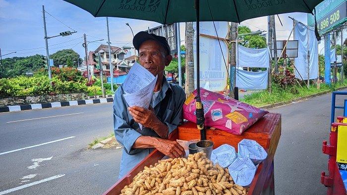 Pamudji, kakek jualan kacang rebus demi istri bisa beli beras.