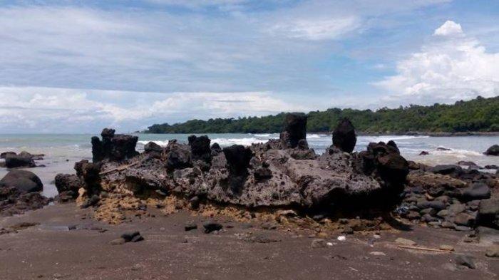 Pantai Batu Kukumbung merupakan salah satu tempat wisata pantai di Cianjur yang memiliki ciri khas ombak besar seperti pantai Selatan lainnya.