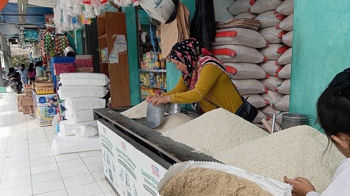 Pedagang Beras di Pasar Cisarua, Kabupaten Bogor, Selasa (2/4/2024).